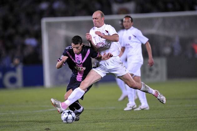 Yoann Gourcuff (Bordeaux, li.) gegen Gabriel Muresan (Cluj) -  Fußball EC 1 Herren Champions League 2008 2009, Girondins de Bordeaux - CFR 1907 Ecomax Cluj 1:0 Gruppe Bordeaux Dynamik,