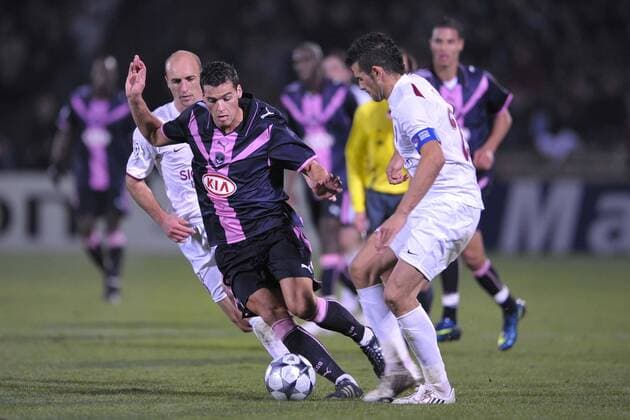 Yoann Gourcuff (Bordeaux, Mitte) im Duell -  Fußball EC 1 Herren Champions League 2008 2009, Girondins de Bordeaux - CFR 1907 Ecomax Cluj 1:0 Gruppe Bordeaux Dynamik,