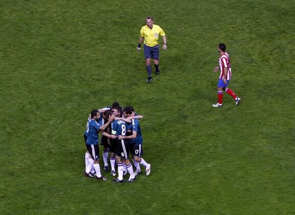 Torjubel Liverpool, daneben: FIFA Schiedsrichter Claus Bo Larsen (Dänemark) und Simao Sabrosa (Atletico Madrid) -  - NOxONLINExUSE Fußball EC 1 Herren Champions League 2008 2009, Atletico Madrid - FC Liverpool 1:1 Totale Madrid