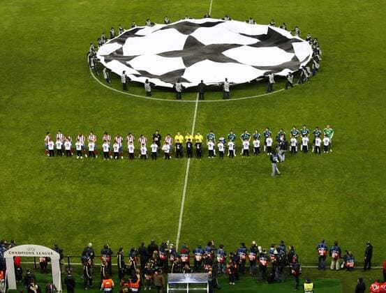 Teams von Atletico Madrid (li.) und FC Liverpool werden vor einem Champions League Spiel vorgestellt -  - NOxONLINExUSE Fußball EC 1 Herren Champions League 2008 2009, Atletico Madrid - FC Liverpool 1:1 Totale Madrid