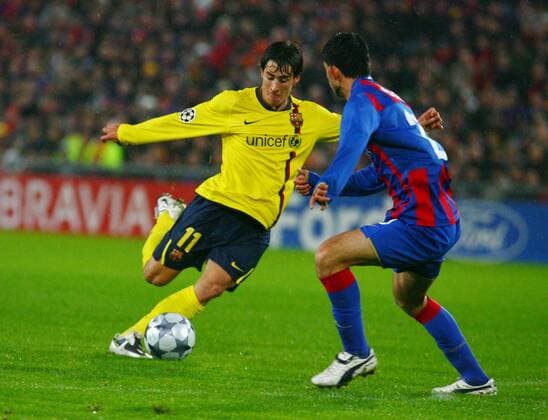 Bojan Krkic (FC Barcelona, li.) gegen Safari Behrang (Basel) Fußball EC 1 Herren Champions League 2008 2009, FC Basel - FC Barcelona 0:5, Barca Gruppe Basel Dynamik, 