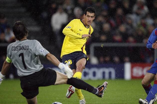 Sergio Busquets (FC Barcelona, re.) erzielt das 0:2 gegen Torwart Franco Costanzo (Basel) Fußball EC 1 Herren Champions League 2008 2009, FC Basel - FC Barcelona 0:5, Barca Gruppe Basel Dynamik,