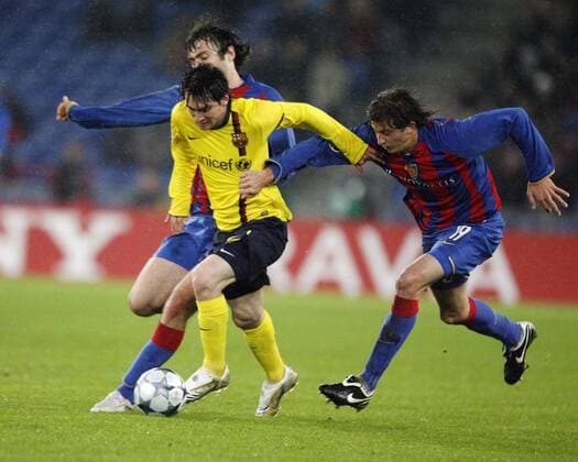 Lionel Messi (FC Barcelona, Mitte) gegen David Abraham (Basel, re.) Fußball EC 1 Herren Champions League 2008 2009, FC Basel - FC Barcelona 0:5, Barca Gruppe Basel Dynamik,