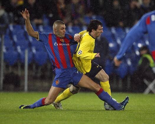 Francois Marque (Basel, li.) gegen Lionel Messi (FC Barcelona) Fußball EC 1 Herren Champions League 2008 2009, FC Basel - FC Barcelona 0:5, Barca Gruppe Basel Dynamik, Kampf,