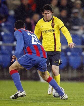 Lionel Messi (FC Barcelona, re.) gegen Behrang Safari (Basel) Fußball EC 1 Herren Champions League 2008 2009, FC Basel - FC Barcelona 0:5, Barca Gruppe Basel Dynamik,