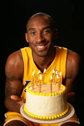 Kobe Bryant (Los Angeles Lakers) mit einer Torte -  Basketball Herren NBA 2008 2009, Fotostudio, Studioaufnahme, Fotoshooting Einzelbild Los Angeles, LA, L A