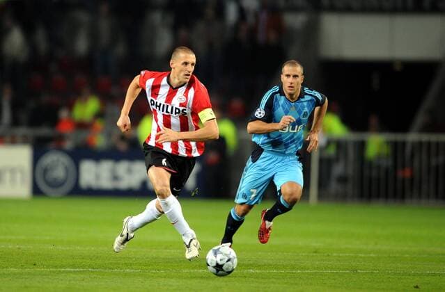 Timmy Simons (Eindhoven, li.) gegen Benoit Cheyrou (Marseille) -  (28406) Fußball EC 1 Herren Champions League 2008 2009, PSV Eindhoven - Olympique de Marseille 2:0, OM Gruppe Eindhoven Dynamik,