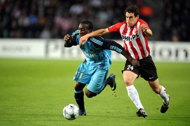 Mamadou Niang (Marseille, li.) gegen Dirk Marcellis (Eindhoven) -  (28406) Fußball EC 1 Herren Champions League 2008 2009, PSV Eindhoven - Olympique de Marseille 2:0, OM Gruppe Eindhoven Dynamik,