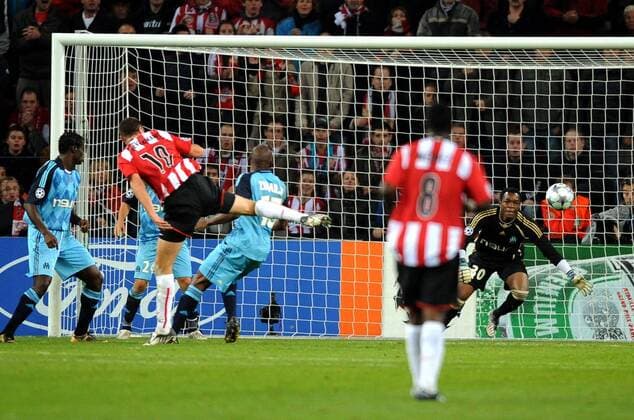 Torwart Steve Mandanda (Marseille) kassiert ein Tor durch Danny Koevermans (Eindhoven, 2.v.li.) -  (28406) Fußball EC 1 Herren Champions League 2008 2009, PSV Eindhoven - Olympique de Marseille 2:0, OM Gruppe Eindhoven Dynamik,