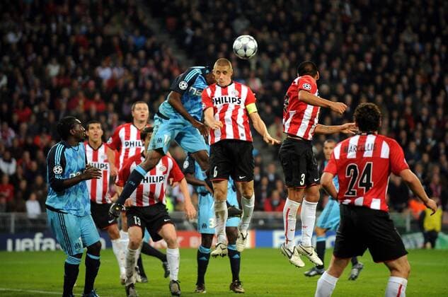Timmy Simons (Eindhoven, 3.v.re.) im Duell -  (pan28406) Fußball EC 1 Herren Champions League 2008 2009, PSV Eindhoven - Olympique de Marseille 2:0, OM Gruppe Eindhoven Dynamik,