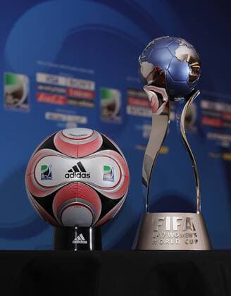 Siegerpokal und offizieller Spielball der Frauen U17 WM 2008 - Fußball WM Damen U17 WM 2008, U17 Nationalteam, Nachwuchs, Jugend, Junioren, Frauen, Frauenfußball Einzelbild Auckland