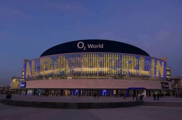 Außenansicht der O2 World Arena in Berlin kündigt per Leuchtschrift ein Spiel von ALBA Berlin an Basketball EC 1 Herren EuroLeague 2008 2009, Euro League, Liga Totale O2 WorldArena Berlin