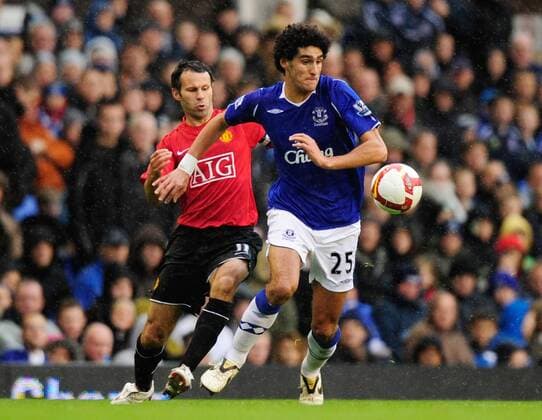 Marouane Fellaini (Everton, re.) gegen Ryan Giggs (Manchester United) - EDITORIAL USE ONLY. No use with unauthorised audio, video, data, fixture lists, club league logos or live services. Online in-match use limited to 120 images, no video emulation. No use in betting, games or single club league player publications. Fußball Herren English Premier League 2008 2009, 1. Englische Liga, FC Everton - Manchester United 1:1, ManU Gruppe Liverpool Dynamik,