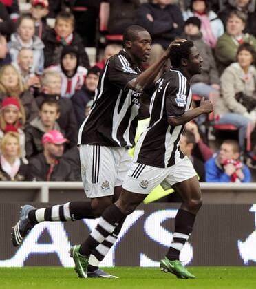 Shola Ameobi (li.) und Obafemi Martins (beide Newcastle) - Torjubel - EDITORIAL USE ONLY. No use with unauthorised audio, video, data, fixture lists, club league logos or live services. Online in-match use limited to 120 images, no video emulation. No use in betting, games or single club league player publications. Fußball Herren English Premier League 2008 2009, 1. Englische Liga, Newcastle United Gruppe Sunderland Freude,