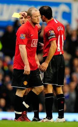 Wayne Rooney (Manchester United) enttäuscht nach der gelben Karte von Schiedsrichter Alan Wiley - EDITORIAL USE ONLY. No use with unauthorised audio, video, data, fixture lists, club league logos or live services. Online in-match use limited to 120 images, no video emulation. No use in betting, games or single club league player publications. Fußball Herren English Premier League 2008 2009, 1. Englische Liga, Manchester United, ManU Gruppe Liverpool