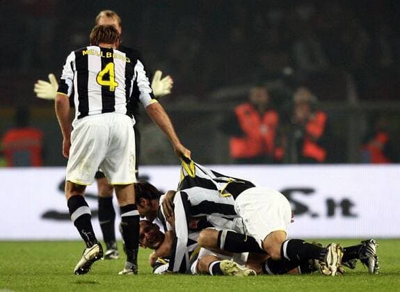 Olof Mellberg (li.) versucht den Torjubel seiner Mitspieler u.a. mit Giorgio Chiellini (beide Juventus Turin, unten) zu beenden -  Fußball Herren Serie A 2008 2009, 1. Italienische Liga, Juventus Turin, Juve, Vdig Gruppe Turin Freude,