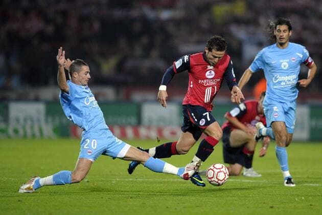 Yohan Cabaye (Lille, Mitte) gegen Reynald Lemaitre (Caen, li.) -  Fußball Herren Ligue 1 2008 2009, 1. Französische Liga, OSC Lille - SM Caen 2:2, LOSC Gruppe Lille Dynamik,