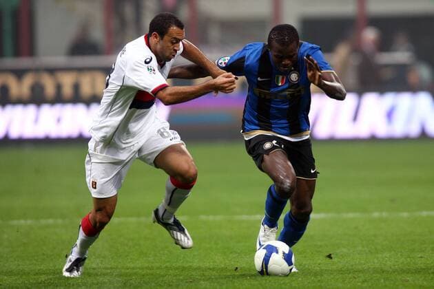 Victor NSofor Obinna (Inter Mailand, re.) gegen Anthony Vanden Borre (Genoa CFC) -  Fußball Herren Serie A 2008 2009, 1. Italienische Liga, FC Internazionale Mailand - FC Genua 1893 0:0 Gruppe Mailand Dynamik,