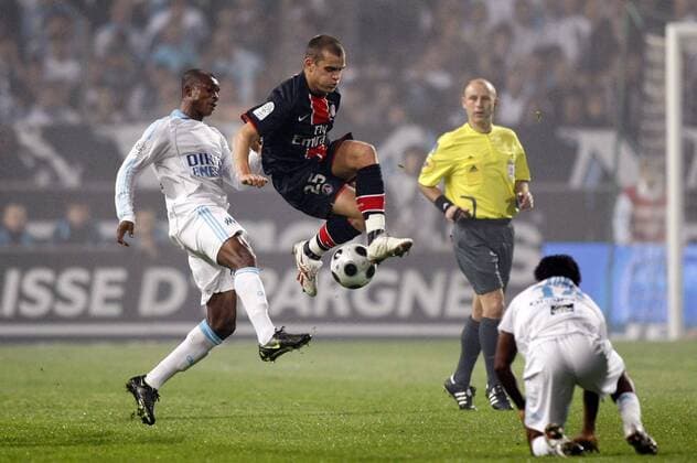 Jerome Rothen (Paris St. Germain, Mitte) im Duell -  (pan28468) Fußball Herren Ligue 1 2008 2009, 1. Französische Liga, Olympique de Marseille - Paris Saint Germain 2:4, PSG, Vdig Gruppe Marseille Dynamik,