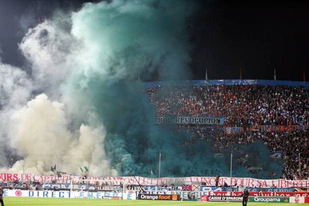 Fans von Olympique Marseille zünden eine Rauchbombe in den Vereinsfarben Blau und Weiß -  (pan28468) Fußball Herren Ligue 1 2008 2009, 1. Französische Liga, Olympique de Marseille, OM, Vdig Totale Marseille