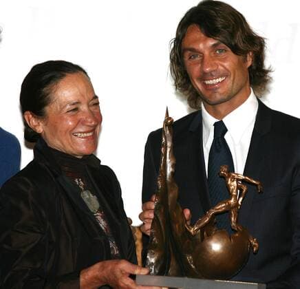 Paolo Maldini (AC Mailand) erhält im Andenken an den verstorbenen Giacinto Facchetti von dessen Witwe Giovanna (alle Italien) die Auszeichnung Il Bello del Calcio 2008 -  Fußball Herren Il Bello del Calcio 2008, Preisverleihung, Auszeichnung, Spielerauszeichnung, Ehrung, Spielerehrung Gruppe Mailand Freude,
