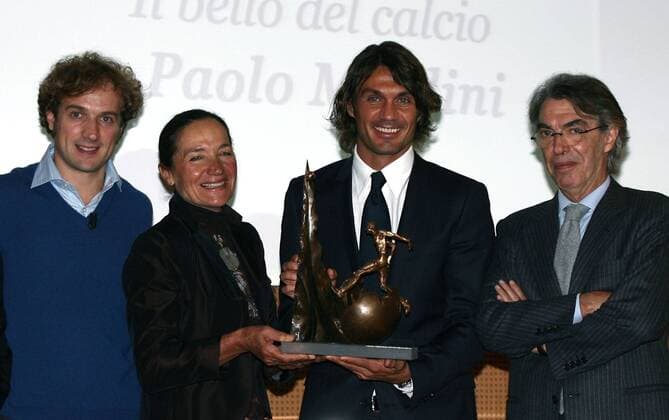 Auszeichnung Il Bello del Calcio 2008 im Andenken an den verstorbenen Giacinto Facchetti v.li.: Sohn Gianfelice, Witwe Giovanna, Preisträger Paolo Maldini (AC Mailand) und Präsident Massimo Moratti (Inter Mailand alle Italien) -  Fußball Herren Il Bello del Calcio 2008, Preisverleihung, Auszeichnung, Spielerauszeichnung, Ehrung, Spielerehrung Gruppe Mailand
