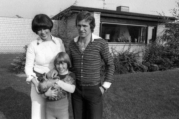 Jupp Heynckes (BR Deutschland Borussia Mönchengladbach) mit Ehefrau Iris und Tochter Kerstin im heimischen Garten Fußball 1. BL Herren Saison 1976 1977, Fotoshooting, Fotostory, Homestory Gruppe