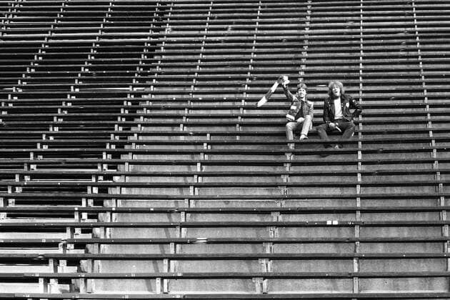 Zwei Hertha Fans genießen reichlich Platz auf der leeren Tribüne Fußball 1. BL Herren Saison 1982 1983, Hertha BSC Berlin Totale Berlin Leere,