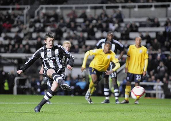 Joey Barton (Newcastle) erzielt per Elfmeter das 1:0 - EDITORIAL USE ONLY. No use with unauthorised audio, video, data, fixture lists, club league logos or live services. Online in-match use limited to 120 images, no video emulation. No use in betting, games or single club league player publications. Fußball Herren English Premier League 2008 2009, 1. Englische Liga, Newcastle United Einzelbild Newcastle
