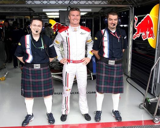 David Coulthard (Schottland, Mitte) zwischen Tim Maylon (li.) und Guillaume Roquelien (alle Red Bull), die ihm zu Ehren einen Schottenrock angezogen haben -  Motorsport Grand Prix Herren Großer Preis von Brasilien 2008, Formel 1 Weltmeisterschaft, F1, F, GP, WM, Freies Training, Vdig Gruppe Interlagos Sao Paulo