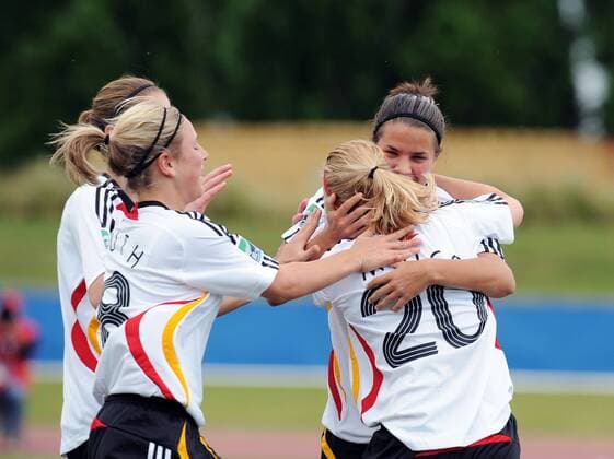 Torjubel Deutschland U17 mit Dzsenifer Marozsan (re.) - Fußball WM Damen U17 WM 2008, U 17 Nationalteam, Nationaltrikot, Jugend, Nachwuchs, Junioren, Frauen, Frauenfußball Gruppe Länderspiel Christchurch Freude, Begeisterung,