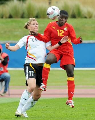 Alexandra Popp (Deutschland U17, li.) gegen Mantenn Kobbla (Ghana U17) - Fußball WM Damen U17 WM 2008, U 17 Nationalteam, Nationaltrikot, Jugend, Nachwuchs, Junioren, Frauen, Frauenfußball Gruppe Länderspiel Christchurch Dynamik,