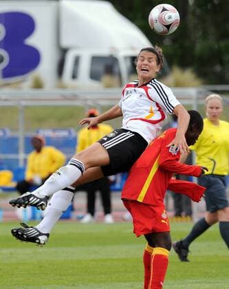 Dzsenifer Marozsan (Deutschland U17, li.) gegen Juliet Acheampong (Ghana U17) - Fußball WM Damen U17 WM 2008, U 17 Nationalteam, Nationaltrikot, Jugend, Nachwuchs, Junioren, Frauen, Frauenfußball Gruppe Länderspiel Christchurch Dynamik,