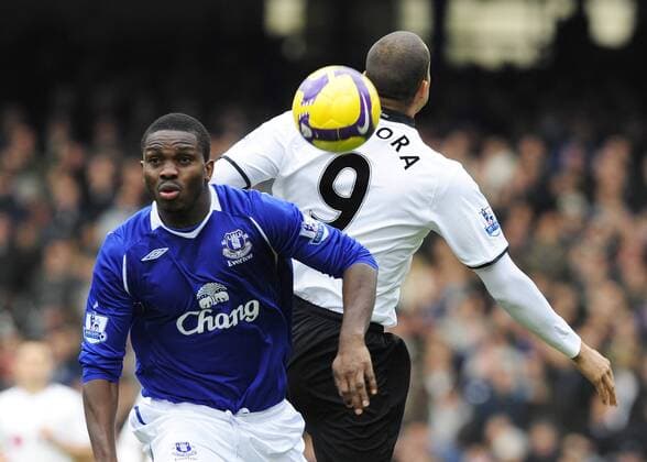Joseph Yobo (Everton, li.) gegen Bobby Zamora (Fulham) - EDITORIAL USE ONLY. No use with unauthorised audio, video, data, fixture lists, club league logos or live services. Online in-match use limited to 120 images, no video emulation. No use in betting, games or single club league player publications. Fußball Herren English Premier League 2008 2009, 1. Englische Liga, Everton FC - Fulham FC 1:0 Gruppe Liverpool