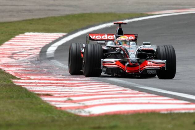 Lewis Hamilton (England McLaren Mercedes) in seinem Boliden Motorsport Grand Prix Herren Großer Preis von Brasilien 2008, Formel 1 Weltmeisterschaft, F1, F, GP, WM, Freies Training Einzelbild Interlagos Sao Paulo