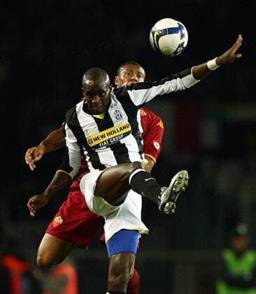 Mohamed Sissoko (Juventus Turin, vorn) gegen Julia Baptista (AS Rom) -  Fußball Herren Serie A 2008 2009, 1. Italienische Liga, Juventus Turin - AS Roma, Juve Gruppe Turin Dynamik,