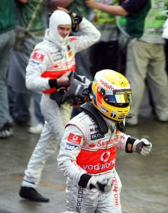 Lewis Hamilton (England McLaren Mercedes) jubelt, er ist F1 Weltmeister 2008 -  Motorsport Grand Prix Herren Großer Preis von Brasilien 2008, Formel 1 Weltmeisterschaft, F1, F, GP, WM Einzelbild Interlagos Sao Paulo Freude, Begeisterung,