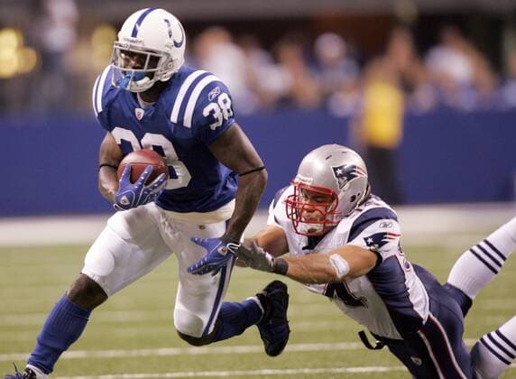 Dominic Rhodes (Indianapolis Colts, li.) gegen Tedy Bruschi (New England Patriots) -  (IND2008110202) American Football Herren NFL 2008 2009, Indianapolis Colts - New England Patriots 18:15 Gruppe Dynamik,