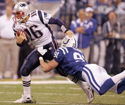 Matt Cassel (New England Patriots, li.) gegen Josh Thomas (Indianapolis Colts) -  (IND2008110204) American Football Herren NFL 2008 2009, Indianapolis Colts - New England Patriots 18:15 Gruppe Dynamik,