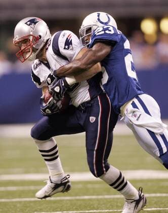 Wes Welker (New England Patriots, li.) gegen Tim Jennings (Indianapolis Colts) -  (IND2008110207) American Football Herren NFL 2008 2009, Indianapolis Colts - New England Patriots 18:15 Gruppe Dynamik,