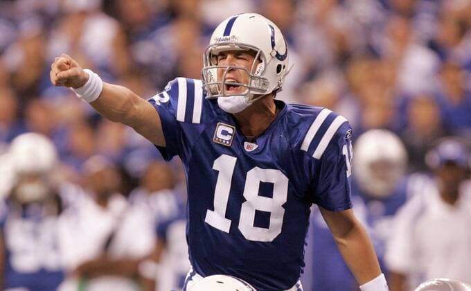 Peyton Manning (Indianapolis Colts) gibt Anweisungen -  (IND2008110203) American Football Herren NFL 2008 2009 Einzelbild