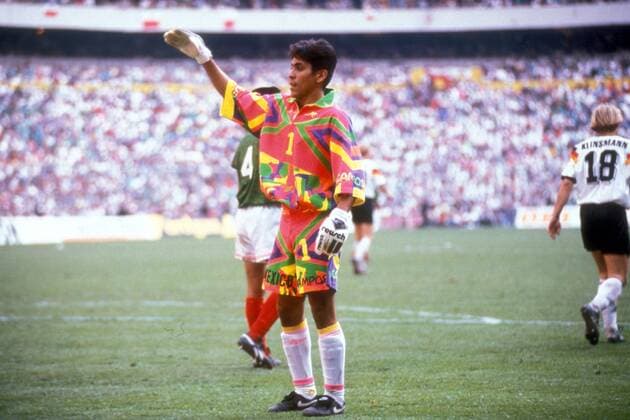 Torwart Jorge Campos (Mexiko) Fußball Länderspiel Herren DEUTSCHSPRACHIGE SPORTZEITSCHRIFTEN UND -ZEITUNGEN NUR NACH RÜCKSPRACHE, Freundschaftsspiel 1993 Einzelbild Mexiko City
