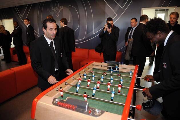 Ludovic Giuly (li.) und Stephane Sessegnon (beide Paris St. Germain) spielen Tischfußball am Rande der Führung durch das neue Trainingszentrum von Paris St. Germain -  (pan28576) Fußball Herren Ligue 1 2008 2008, Paris Saint Germain, St. PSG, 1. Französische Liga, Gruppe Paris