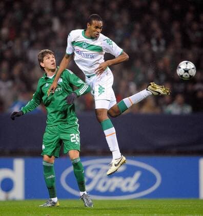Naldo (Bremen, re.) gegen Evangelos Mantzios (Panathinaikos Athen) Fußball EC 1 Herren Champions League 2008 2009, SV Werder Bremen - Panathinaikos Athen Gruppe Bremen Dynamik,