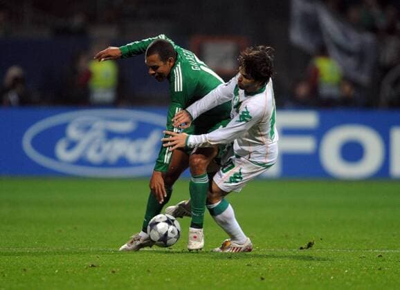 Gilberto Silva (Panathinaikos Athen, li.) gegen Diego (Bremen) Fußball EC 1 Herren Champions League 2008 2009, SV Werder Bremen - Panathinaikos Athen Gruppe Bremen Dynamik,