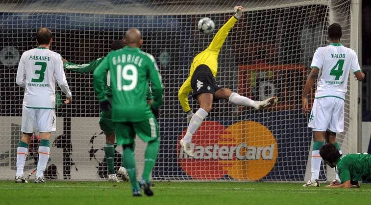 Torwart Tim Wiese (Bremen) lenkt den Ball an die Latte Fußball EC 1 Herren Champions League 2008 2009, SV Werder Bremen - Panathinaikos Athen Gruppe Bremen Dynamik, Abwehr,