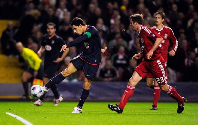 Maxi Rodriguez (Atletico Madrid, li.) trifft zum 0:1 - EDITORIAL USE ONLY. No use with unauthorised audio, video, data, fixture lists, club league logos or live services. Online in-match use limited to 120 images, no video emulation. No use in betting, games or single club league player publications. Fußball EC 1 Herren Champions League 2008 2009, FC Liverpool - Atletico Madrid Gruppe Liverpool Dynamik,