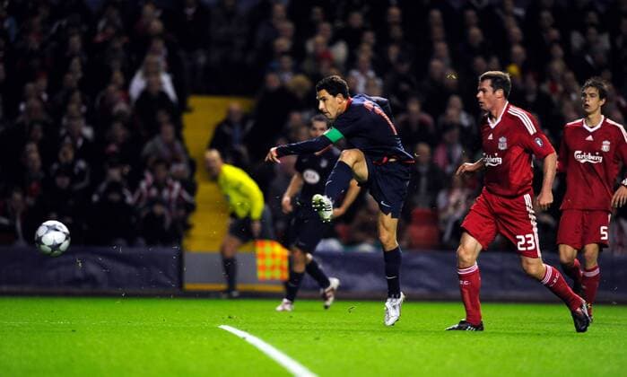 Maxi Rodriguez (Atletico Madrid, li.) trifft zum 0:1 - EDITORIAL USE ONLY. No use with unauthorised audio, video, data, fixture lists, club league logos or live services. Online in-match use limited to 120 images, no video emulation. No use in betting, games or single club league player publications. Fußball EC 1 Herren Champions League 2008 2009, FC Liverpool - Atletico Madrid Gruppe Liverpool Dynamik,