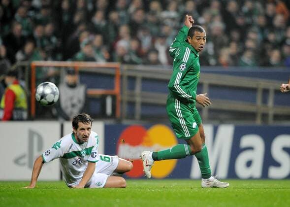 Gabriel (re., Athen) gegen Frank Baumann (Bremen) Fußball EC 1 Herren Champions League 2008 2009, SV Werder Bremen - Panathinaikos Athen Gruppe Bremen