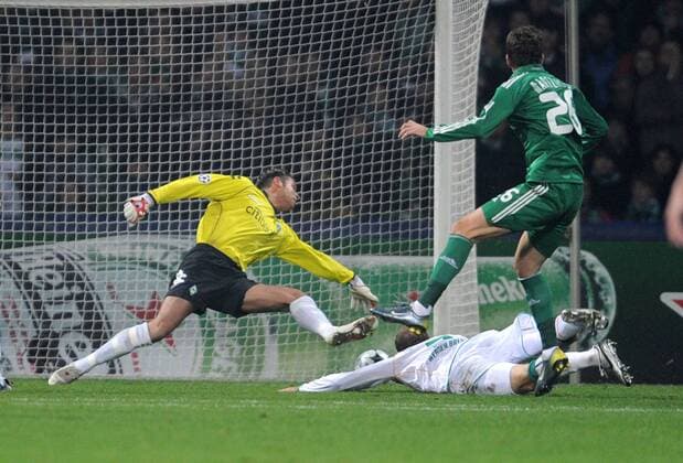 Evangelos Mantzios (re., Panathinaikos) erzielt gegen Torwart Tim Wiese (Bremen) das 0:1 Fußball EC 1 Herren Champions League 2008 2009, SV Werder Bremen - Panathinaikos Athen Gruppe Bremen Dynamik,